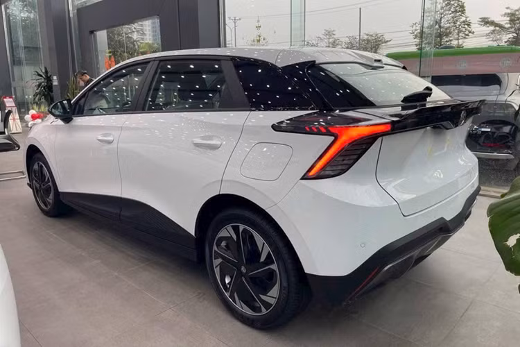 Trong khi đó, phiên bản LUX sở hữu pin có dung lượng 64 kWh, mang đến phạm vi di chuyển 450 km. Người dùng MG4 EV có thể sạc pin tại nhà hoặc tại các trạm sạc công cộng được vận hành bởi các nhà cung cấp độc lập, trừ VinFast.