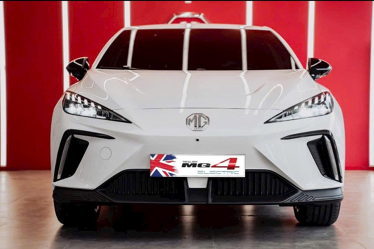 Hãng MG chỉ tặng kèm khách mua xe MG4 EV bộ sạc 7 kW và miễn phí sạc trong một năm tại các trạm sạc công cộng thuộc bên thứ ba là đối tác của hãng. MG4 EV chính thức ra mắt thị trường Việt Nam dưới dạng xe nhập khẩu nguyên chiếc từ Trung Quốc vào tháng 6/2024.
