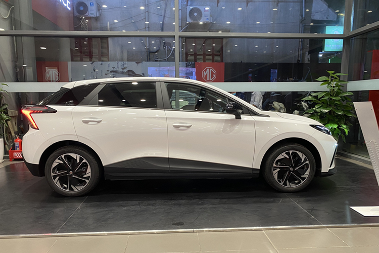 Chức năng One Pedal sẽ giúp người lái điều khiển xe chỉ bằng một bàn đạp. Ở phiên bản DEL tiêu chuẩn, xe dùng pin 51 kWh nên có quãng đường di chuyển sau một lần sạc đầy là 350 km.