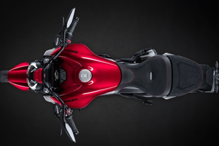 Ducati XDiavel V4 được trang bị bảng điều khiển màu TFT 6,9 inch mới với tỷ lệ khung hình 8:3. Bảng điều khiển có thể kết nối Bluetooth để gọi điện, nhắn tin và nghe nhạc hoặc sử dụng hệ thống dẫn đường từng chặng thông qua Ứng dụng Ducati Link.