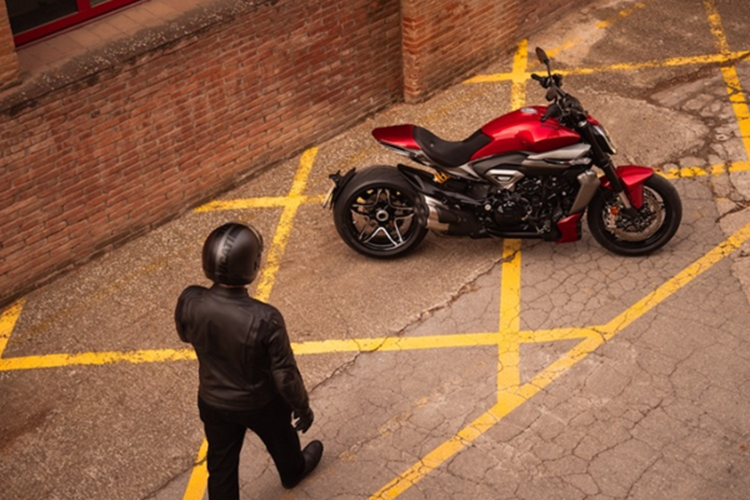XDiavel V4 có đến ba chế độ công suất và bốn chế độ lái là Sport, Touring, Urban và Wet, nhờ đó người lái có thể điều chỉnh cách phân phối động cơ và sự can thiệp của các hệ thống hỗ trợ lái - điều khiển lực kéo Ducati Traction Control biến thiên theo cua, chống bốc đầu Ducati Wheelie Control và ABS Cornering - theo tình huống và sở thích của mình. Mức giá xe Ducati XDiavel V4 2025 vẫn chưa công bố.