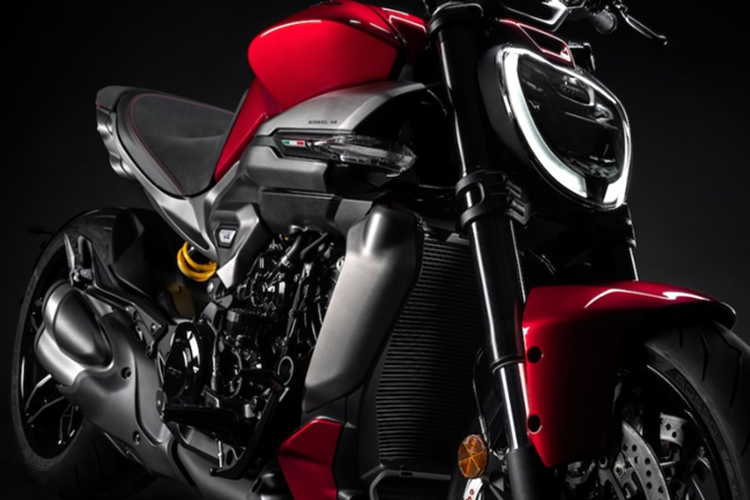 Xe được trang bị phuộc ngược với vỏ ngoài đường kính 50mm và bộ giảm xóc monoshock sau, cả hai đều có thể điều chỉnh hoàn toàn. Ducati XDiavel V4 có yên xe thấp, rộng hơn dòng Diavel V4 thường, tay lái được lùi về phía sau và hạ thấp hơn so với XDiavel 1260 nên người dùng sẽ dễ dàng điều khiển và cảm giác lái cũng thư thái, thoải mái hơn.