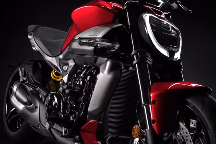 Xe được trang bị phuộc ngược với vỏ ngoài đường kính 50mm và bộ giảm xóc monoshock sau, cả hai đều có thể điều chỉnh hoàn toàn. Ducati XDiavel V4 có yên xe thấp, rộng hơn dòng Diavel V4 thường, tay lái được lùi về phía sau và hạ thấp hơn so với XDiavel 1260 nên người dùng sẽ dễ dàng điều khiển và cảm giác lái cũng thư thái, thoải mái hơn.