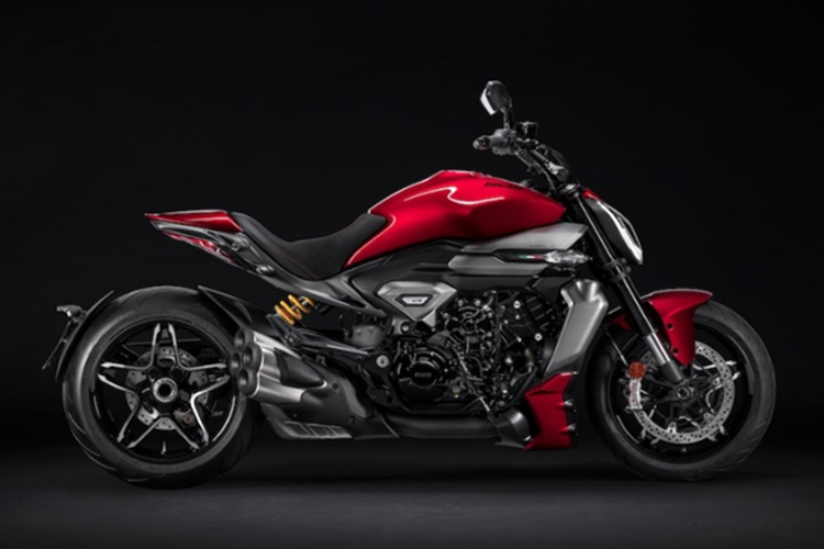 Chưa hết, người lái còn có thể điều khiển mọi hệ thống điện tử thông qua các nút điều khiển có đèn nền trên tay lái. Cung cấp sức mạnh cho XDiavel là động cơ V4 Granturismo dung tích 1.158cc tương tự như Diavel V4 thường và Multistrada V4, cho công suất 168 mã lực tại 10.750rpm và mô-men xoắn cực đại 126Nm tại 7.500rpm.