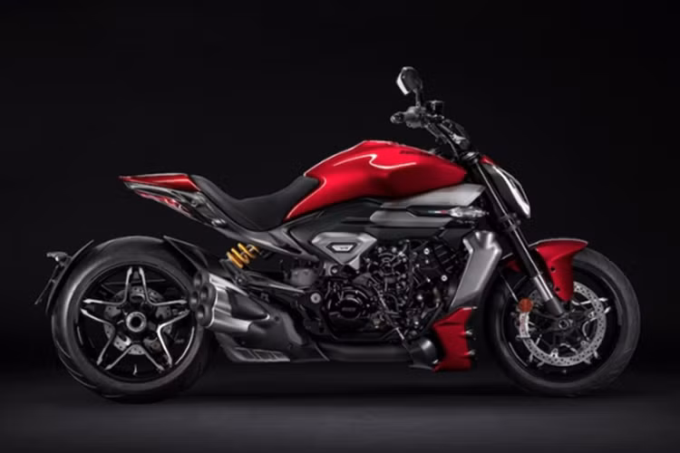 Chưa hết, người lái còn có thể điều khiển mọi hệ thống điện tử thông qua các nút điều khiển có đèn nền trên tay lái. Cung cấp sức mạnh cho XDiavel là động cơ V4 Granturismo dung tích 1.158cc tương tự như Diavel V4 thường và Multistrada V4, cho công suất 168 mã lực tại 10.750rpm và mô-men xoắn cực đại 126Nm tại 7.500rpm.