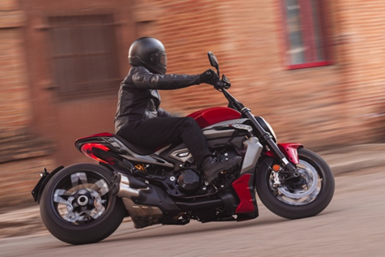 XDiavel V4 có đến ba chế độ công suất và bốn chế độ lái là Sport, Touring, Urban và Wet, nhờ đó người lái có thể điều chỉnh cách phân phối động cơ và sự can thiệp của các hệ thống hỗ trợ lái - điều khiển lực kéo Ducati Traction Control biến thiên theo cua, chống bốc đầu Ducati Wheelie Control và ABS Cornering - theo tình huống và sở thích của mình.
