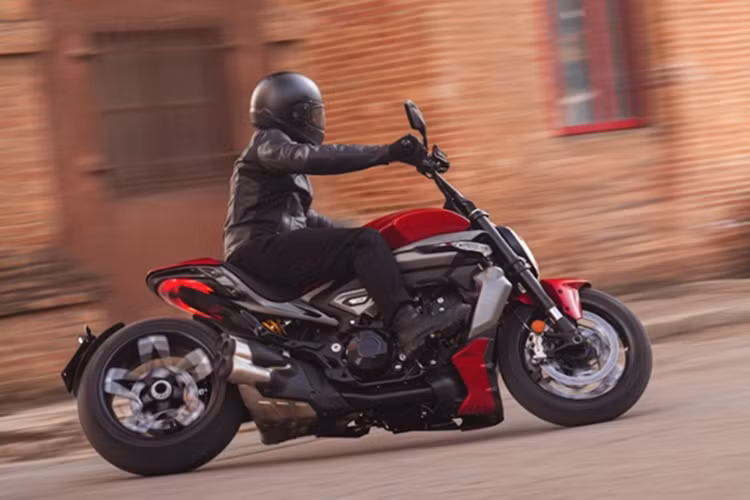 XDiavel V4 có đến ba chế độ công suất và bốn chế độ lái là Sport, Touring, Urban và Wet, nhờ đó người lái có thể điều chỉnh cách phân phối động cơ và sự can thiệp của các hệ thống hỗ trợ lái - điều khiển lực kéo Ducati Traction Control biến thiên theo cua, chống bốc đầu Ducati Wheelie Control và ABS Cornering - theo tình huống và sở thích của mình.