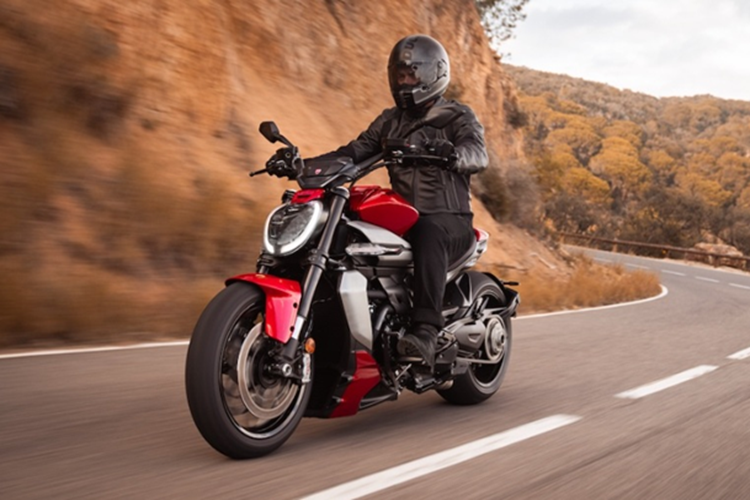 Theo đó, mẫu Ducati XDiavel V4 2025 mới này được lấy cảm hứng từ siêu xe của Ferrari. Thiết kế của xe đã được cải tiến để tạo sự khác biệt với Diavel V4 bản thường.