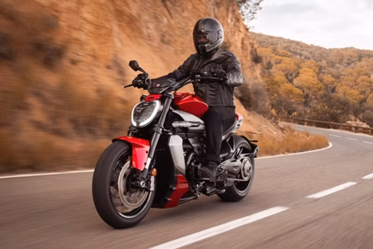 Theo đó, mẫu Ducati XDiavel V4 2025 mới này được lấy cảm hứng từ siêu xe của Ferrari. Thiết kế của xe đã được cải tiến để tạo sự khác biệt với Diavel V4 bản thường.