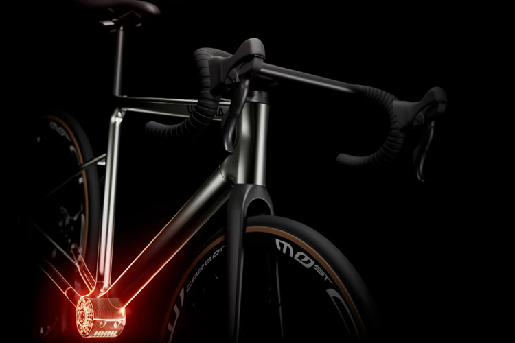 Hệ truyền động của xe đạp Titanium Zero chạy điện cung cấp mô-men xoắn lên tới 65Nm, cho phép xe đạt tốc độ 25km/h. Đi kèm với đó là cụm pin lithium cung cấp quãng đường di chuyển tốc độ tối đa khoảng 120km.