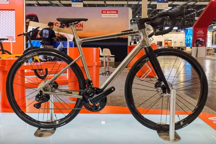 Mẫu xe đạp điện Titanium Zero 2025 sở hữu khối động cơ mang tên Quark DM1.2 chỉ nặng 1,2kg và có kích thước nằm gọn trong lòng bàn tay. Động cơ còn được trang bị cảm biến mô-men xoắn có độ chính xác cao và bộ mã hóa từ tính "hàng thửa riêng". 