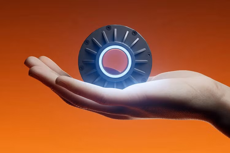 Không chỉ vậy, Titanium Zero còn sở hữu bộ khung hợp kim titan được sản xuất theo phương pháp in 3D, giúp trọng lượng tổng thể chỉ ở mức 10,8kg. Ngoài ra, xe cũng có phuộc, vành, nan hoa và bộ quây bằng sợi carbon cùng với cọc yên titan.