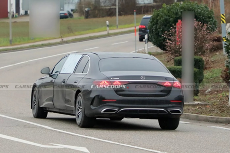 Thực tế đây không phải lần đầu tiên hãng độ Binz nâng cấp cho E-Class. Trước đó, hãng cũng từng chế tạo một chiếc E-Class 6 cửa với kích thước được kéo dài thêm 1,13 mét, đạt tổng chiều dài 5,98 mét.