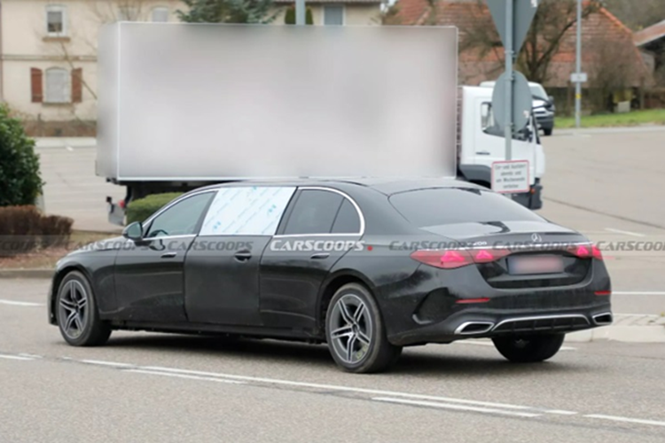 Dù được nới dài, kích thước lớn hơn nguyên mẫu nhưng có vẻ chiếc E-Class này vẫn được trang bị khối động cơ 4 xi-lanh 2.0L tăng áp, sản sinh công suất 201 mã lực và mô-men xoắn 320 Nm.