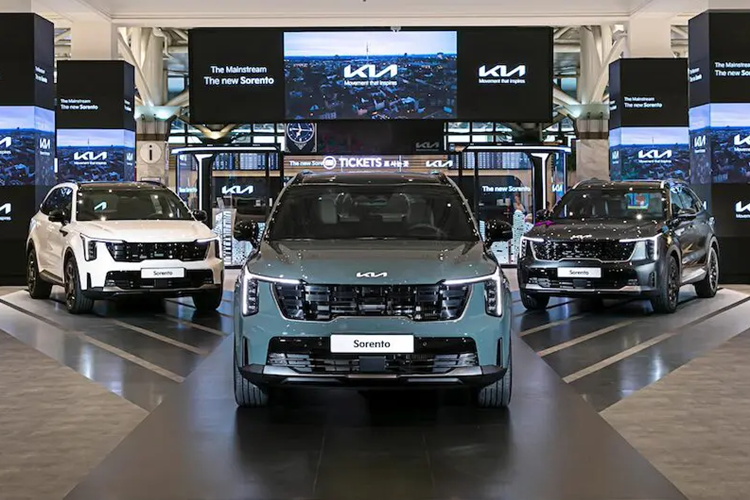 Cuộc cạnh tranh giữa hai mẫu xe này trở nên nóng hơn vào tháng 8/2023 khi cả hai thương hiệu đều giới thiệu các phiên bản mới, trong đó Kia Sorento phiên bản nâng cấp còn SantaFe là thế hệ mới.