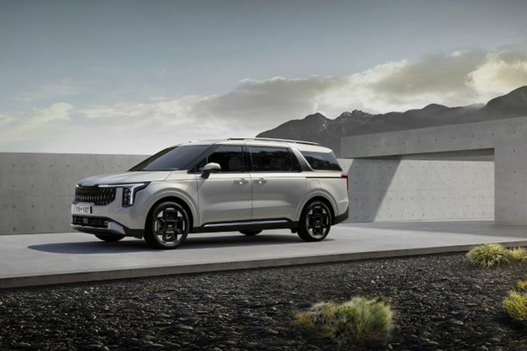 Sự thống trị của Sorento trong bảng xếp hạng doanh số là một thành tựu đáng kể đối với Kia, đặc biệt là kể từ khi thương hiệu này được Tập đoàn Hyundai mua lại vào năm 1999. Trong hai thập kỷ qua, các mẫu xe sedan của Hyundai như Sonata, Avante và Grandeur, cũng như xe thương mại Porter, đã thống trị danh sách bán chạy nhất tại Hàn Quốc.