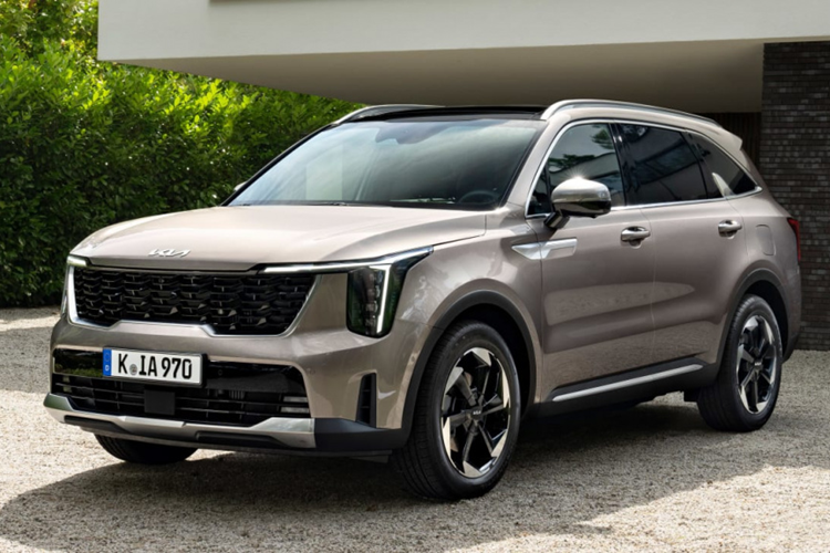 Các phiên bản hybrid chiếm khoảng 65% tổng doanh số của mẫu SUV Kia Sorento mới này vào năm ngoái, phản ánh sự quan tâm ngày càng tăng của người tiêu dùng đối với các loại xe tiết kiệm nhiên liệu và thân thiện với môi trường.