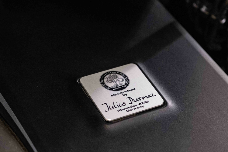 Bên cạnh đó, Mercedes-AMG G63 này còn có hệ thống treo thể thao AMG RIDE CONTROL, khoá vi sai với 3 chế độ tuỳ chỉnh, phanh hiệu năng cao AMG, kẹp phanh phía trước &amp; sau sơn đỏ với ký tự “AMG” 