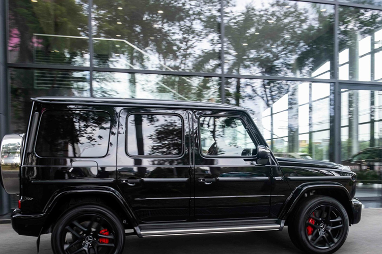 Từ trước đến nay mẫu xe SUV Mercedes-AMG G63 chưa từng là mẫu xe dành cho số đông bởi mức giá quá cao thì trong tháng 3/2025, Mercedes-Benz G63 có đợt giảm giá sâu lên đến 1,5 tỷ đồng áp dụng đối với G63 năm 2022 (xe nhập khẩu từ thị trường Nga).