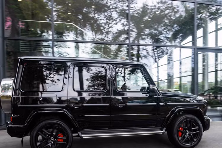 Từ trước đến nay mẫu xe SUV Mercedes-AMG G63 chưa từng là mẫu xe dành cho số đông bởi mức giá quá cao thì trong tháng 3/2025, Mercedes-Benz G63 có đợt giảm giá sâu lên đến 1,5 tỷ đồng áp dụng đối với G63 năm 2022 (xe nhập khẩu từ thị trường Nga).