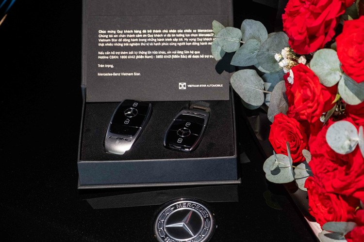 Chiếc Mercedes-AMG G63 chính hãng trong bài viết này được Mercedes-Benz Vietnam Star Bình Dương bàn giao đến khách hàng. Mercedes-AMG G63 có gói ngoại thất thể thao AMG với lưới tản nhiệt AMG đặc trưng, màu ngoại thất Đen Magnetic, bộ mâm AMG kích thước 21 inch sơn đen mờ, gương chiếu hậu cùng màu với ngoại thất (tích hợp sưởi), tấm chắn bùn sau, bậc lên xuống... 