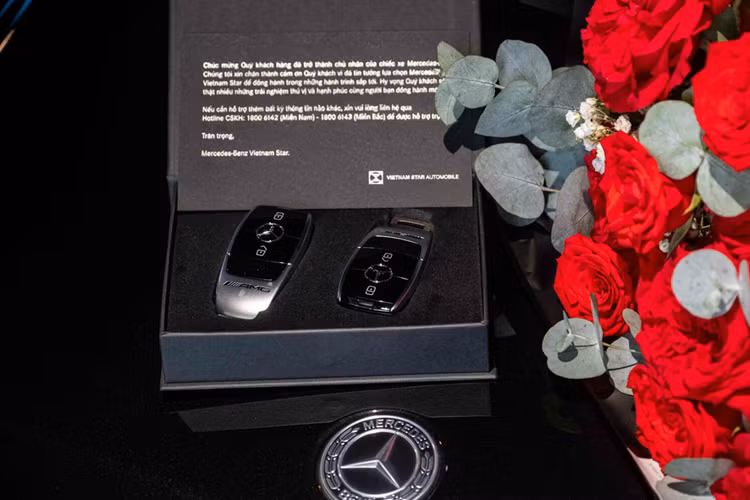 Chiếc Mercedes-AMG G63 chính hãng trong bài viết này được Mercedes-Benz Vietnam Star Bình Dương bàn giao đến khách hàng. Mercedes-AMG G63 có gói ngoại thất thể thao AMG với lưới tản nhiệt AMG đặc trưng, màu ngoại thất Đen Magnetic, bộ mâm AMG kích thước 21 inch sơn đen mờ, gương chiếu hậu cùng màu với ngoại thất (tích hợp sưởi), tấm chắn bùn sau, bậc lên xuống... 