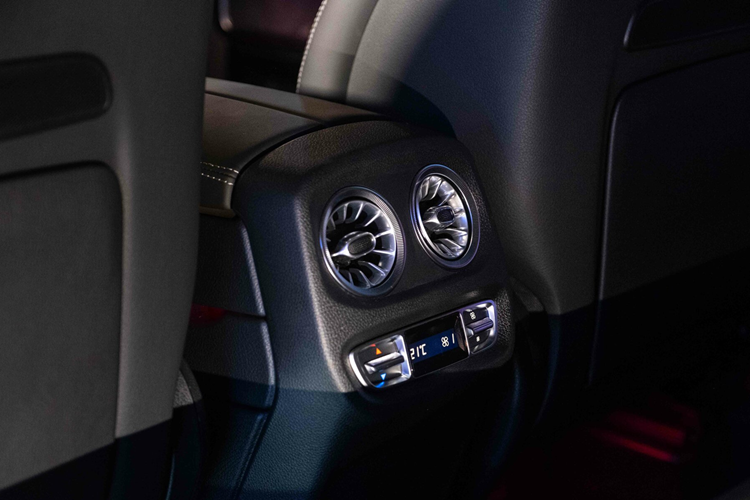 Hệ thống phanh ADAPTIVE với chức năng hỗ trợ dừng xe (HOLD) và hỗ trợ khởi hành ngang dốc (Hill-Start Assist); hệ thống hỗ trợ phanh phòng người va chạm Active Brake Assist; hỗ trợ giữ làn đường chủ động; hỗ trợ đỗ xe chủ động PARKTRONIC; cảnh báo mất tập trung ATTENTION ASSIST; camera 360 độ, cảm biến áp suất lốp... 