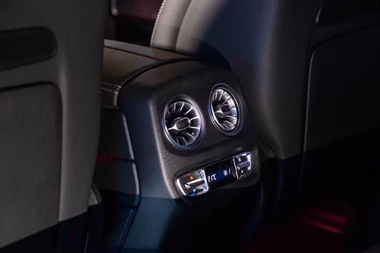 Hệ thống phanh ADAPTIVE với chức năng hỗ trợ dừng xe (HOLD) và hỗ trợ khởi hành ngang dốc (Hill-Start Assist); hệ thống hỗ trợ phanh phòng người va chạm Active Brake Assist; hỗ trợ giữ làn đường chủ động; hỗ trợ đỗ xe chủ động PARKTRONIC; cảnh báo mất tập trung ATTENTION ASSIST; camera 360 độ, cảm biến áp suất lốp... 