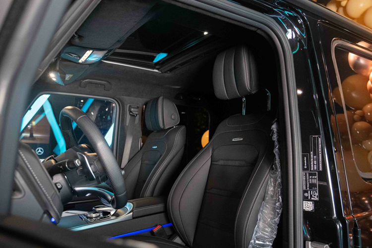 Ngoài ra xe còn có các trang bị như cụm đèn trước MULTIBEAM LED với chức năng điều chỉnh pha/cốt chủ động, đèn phanh Adaptive nhấp nháy khi phanh gấp,... Các hệ thống an toàn, gồm: hệ thống chống bó cứng phanh ABS; chống trượt khi tăng tốc ASR; ổn định thân xe điện tử ESP; hệ thống kiểm soát lực kéo điện tử cho hệ dẫn động 4 bánh 4ETS 