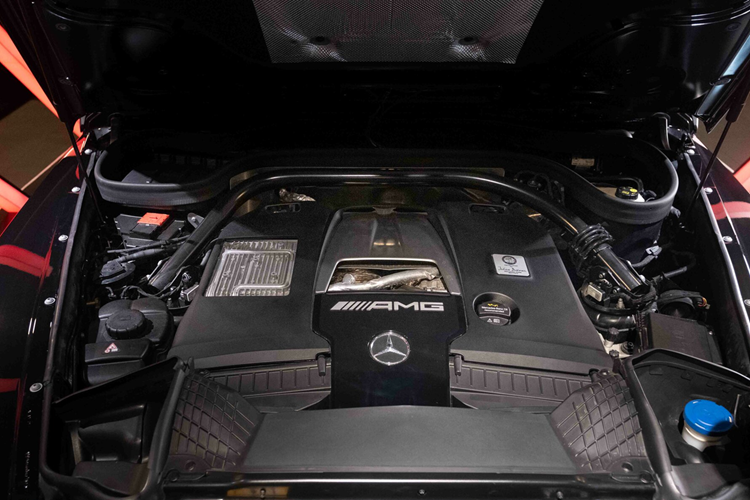 Ống xả kép AMG bên hông thân xe, hệ thống lái Direct-Steer trợ lực điện với trợ lực &amp; tỉ số truyền lái biến thiên theo tốc độ, lẫy chuyển số sau vô lăng, cụm chuyển đổi DYNAMIC SELECT nhiều chế độ vận hành... 