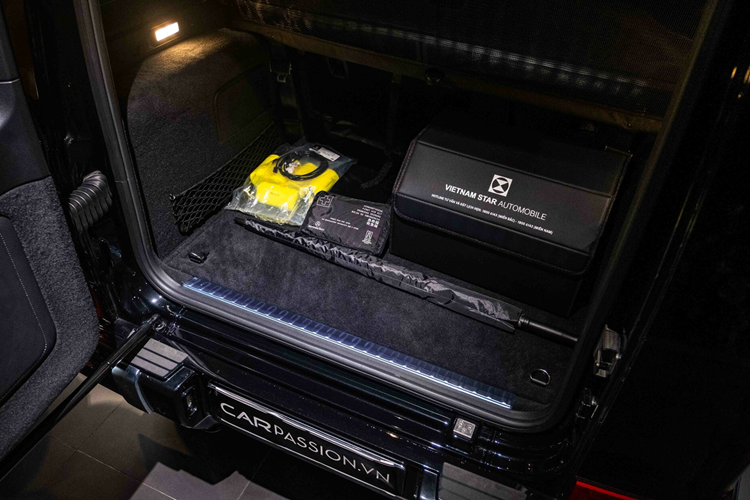 Sức mạnh của Mercedes-AMG G63 đến từ khối động cơ V8 dung tích 4.0L tăng áp, công suất 585 mã lực và mô-men xoắn 850 Nm, kết hợp với hộp số tự động 9 cấp AMG và hệ dẫn động 4 bánh toàn thời gian - 4MATIC. Khả năng tăng tốc từ 0-100 km/h trong 4,5 giây và tốc độ tối đa 220 km/h. 