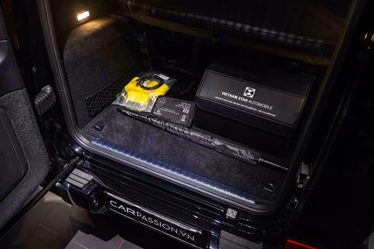 Sức mạnh của Mercedes-AMG G63 đến từ khối động cơ V8 dung tích 4.0L tăng áp, công suất 585 mã lực và mô-men xoắn 850 Nm, kết hợp với hộp số tự động 9 cấp AMG và hệ dẫn động 4 bánh toàn thời gian - 4MATIC. Khả năng tăng tốc từ 0-100 km/h trong 4,5 giây và tốc độ tối đa 220 km/h. 