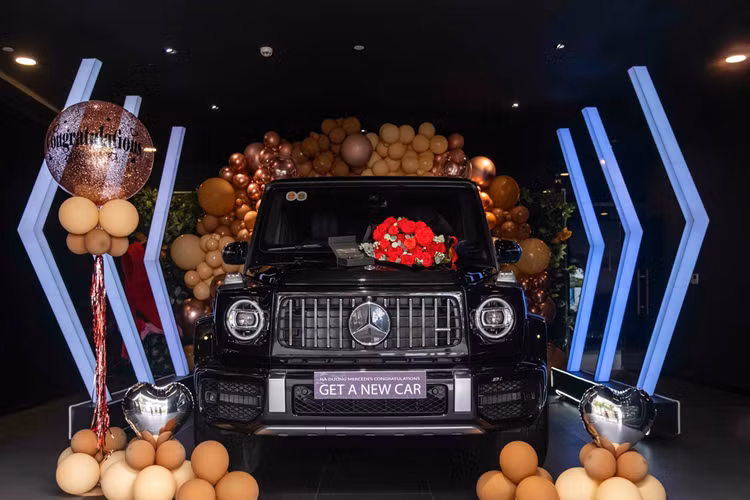 Gọi là xe "G63 Nga" nhưng thực chất đây là xe được sản xuất tại Đức và xuất khẩu sang thị trường Nga trước khi về Việt Nam. Vậy nên đây vẫn là chiếc G63 "thuần chủng" hoàn toàn mới với hàng loạt gói trang bị option chính hãng nhưng giá bán chưa đến 10 tỷ đồng. 