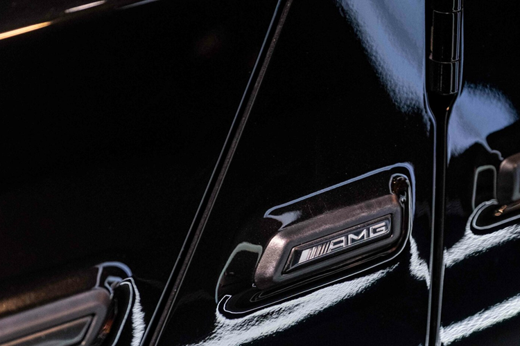 Nội thất của Mercedes-AMG G63 vẫn rất sang trọng với các chi tiết được ốp gỗ (thay vì carbon), ốp bệ bước chân thép có ký tự "AMG", vô lăng thể thao AMG bọc da với các phím điều khiển chức năng, mặt tap-lô bọc da Nappa, gương chiếu hậu khung không viền, hàng ghế trước chỉnh điện có nhớ 3 vị trí 