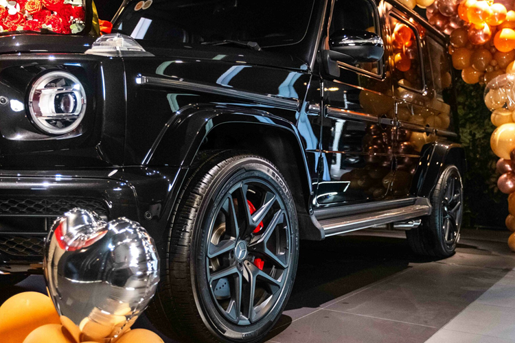 Có chức năng sưởi ở hai hàng ghế, đèn nội thất 64 màu sắc, hệ thống điều hoà 3 vùng động lập THERMOTRONIC, cửa sổ trời, cửa kính tối màu, cách nhiệt đối với cửa sau và cửa hai bên, đồng hồ analogue đặc trưng IWC, tấm che hành lý, thảm sàn AMG màu đen... 