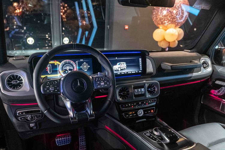 Điểm nhấn của Mercedes-AMG G63 với màn hình kép, màn hình sau vô lăng có kích thước 12,3 inch và màn hình giải trí trung tâm 12,3-inch (kết nối Apple Carplay và Android Auto), tích hợp touchpad điều khiển cảm ứng, hệ thống âm thanh vòm Burmester với 15 loa, công suất 590 watt... 