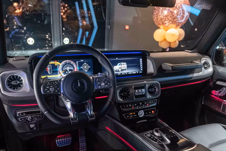 Điểm nhấn của Mercedes-AMG G63 với màn hình kép, màn hình sau vô lăng có kích thước 12,3 inch và màn hình giải trí trung tâm 12,3-inch (kết nối Apple Carplay và Android Auto), tích hợp touchpad điều khiển cảm ứng, hệ thống âm thanh vòm Burmester với 15 loa, công suất 590 watt... 