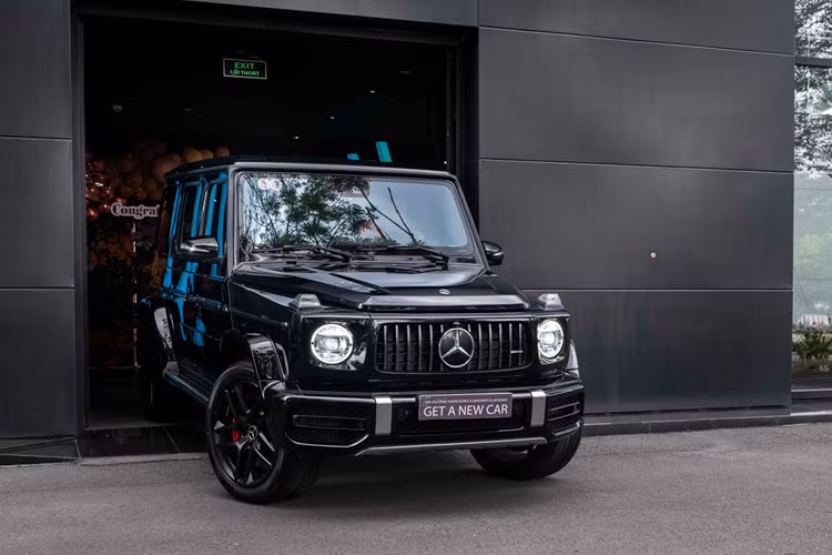  Mercedes-AMG G63 tại Việt Nam là dòng xe SUV hạng sang được nhiều khách hàng ưa chuộng, trong hai năm gần đây, sức hút của G63 đang giảm dần khi thị trường xuất hiện nhiều mẫu xe hấp dẫn hơn. Mức giá niêm yết của Mercedes-AMG G63 trên 11,3 tỷ đồng, đối với xe có các gói option đặc biệt mức giá hơn 12,55 tỷ đồng.
