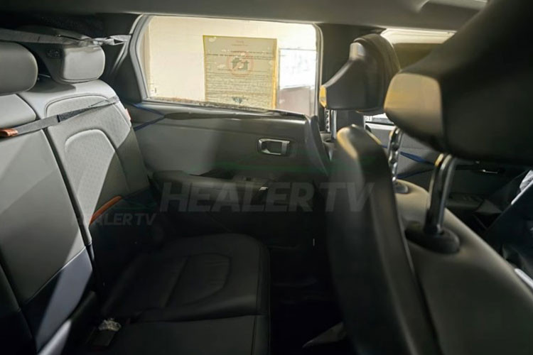 Đáng chú ý, trên tựa đầu ghế sau còn có mã QR, có thể liên kết đến thông tin về vật liệu tái chế thân thiện với môi trường mà Kia đang sử dụng.