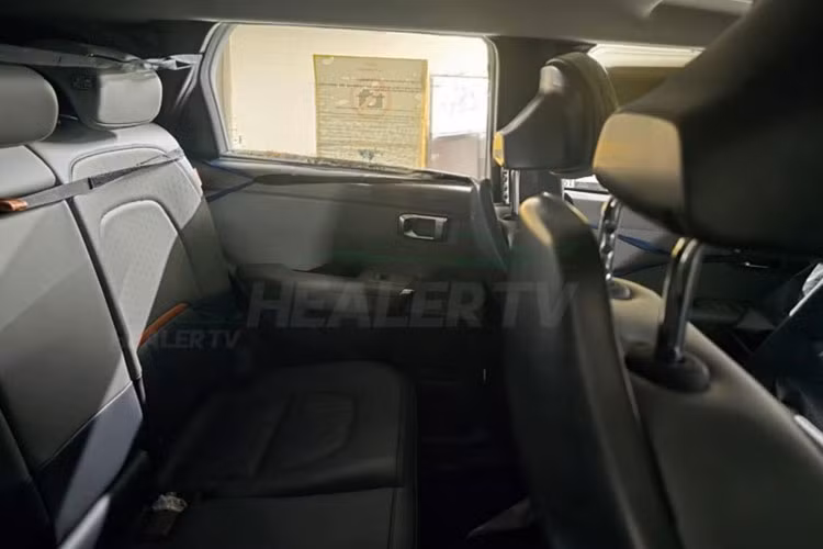 Đáng chú ý, trên tựa đầu ghế sau còn có mã QR, có thể liên kết đến thông tin về vật liệu tái chế thân thiện với môi trường mà Kia đang sử dụng.