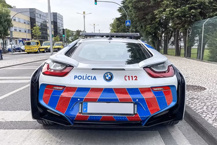 Mang đến sức mạnh cho siêu xe cảnh sát BMW i8 là khối động cơ đốt trong 3 xy-lanh 1.5L công suất tối đa 231 mã lực và mô-men xoắn cực đại 320 Nm, kết hợp động cơ điện 131 mã lực.