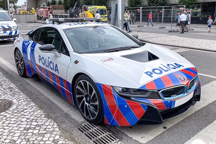 BMW i8 cũng xuất hiện trong lực lượng cảnh sát tại nhiều nước. Tại Bồ Đào Nha, chiếc xe thuộc biên chế của lực lượng Cảnh sát An Toàn Công Cộng (PSP).