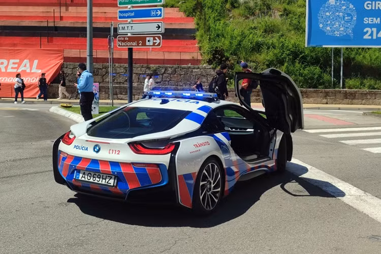 Do đó, chiếc xe có tổng công suất lên đến 362 mã lực và mô-men xoắn cực đại 570 Nm. Với bản nâng cấp giữa vòng đời, động cơ điện có công suất 143 mã lực, giúp mẫu xe PHEV này có sức mạnh đối đa 374 mã lực.