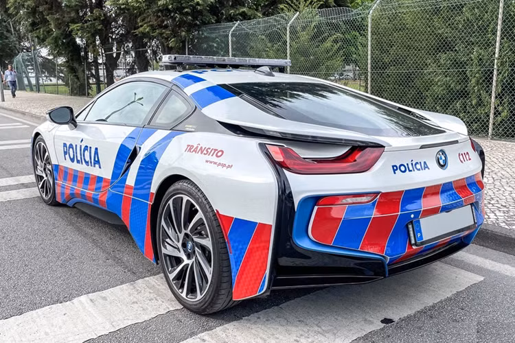 Ngoài Bồ Đào Nha, BMW i8 còn xuất hiện trong lực lượng cảnh sát Dubai (UAE), cảnh sát Czech... Thậm chí, cảnh sát Đức còn được nhận tài trợ mẫu BMW i8 độ AC Schnitzer.