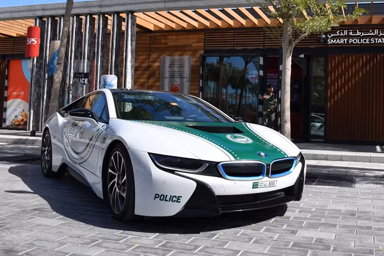 Với chế độ thuần điện, BMW i8 có thể di chuyển quãng đường 24 - 29 km. Tuy nhiên, hệ thống hybrid dễ hư hỏng cũng là một điểm khiến chiếc xe bị mất giá theo thời gian.