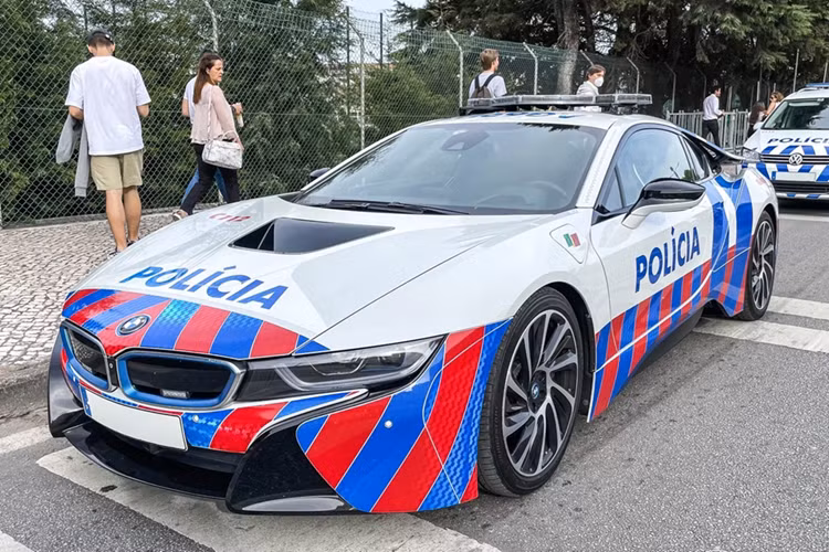 Ra mắt tại Frankfurt Motor Show 2013, BMW i8 là mẫu xe thể thao sử dụng cấu hình PHEV tiên phong của thương hiệu. Hãng đã dừng sản xuất BMW i8 thể thao kể từ năm 2020.