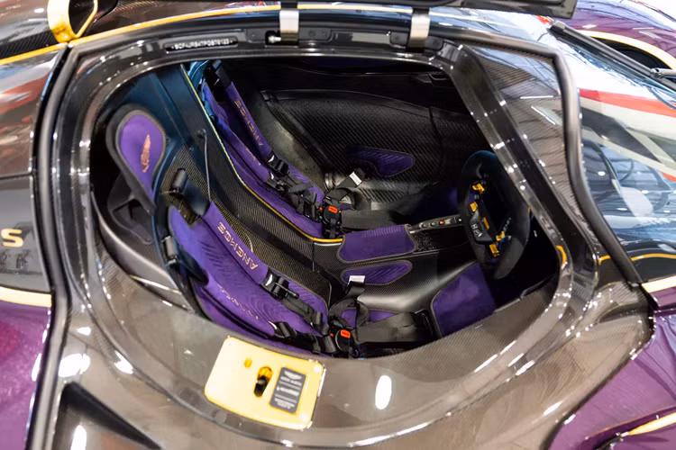 Dòng chữ "Anemos" được thêu trên dây đai an toàn 4 điểm (dây đai xe đua). Các nút bấm màu vàng trên vô lăng có thể được tháo rời. 