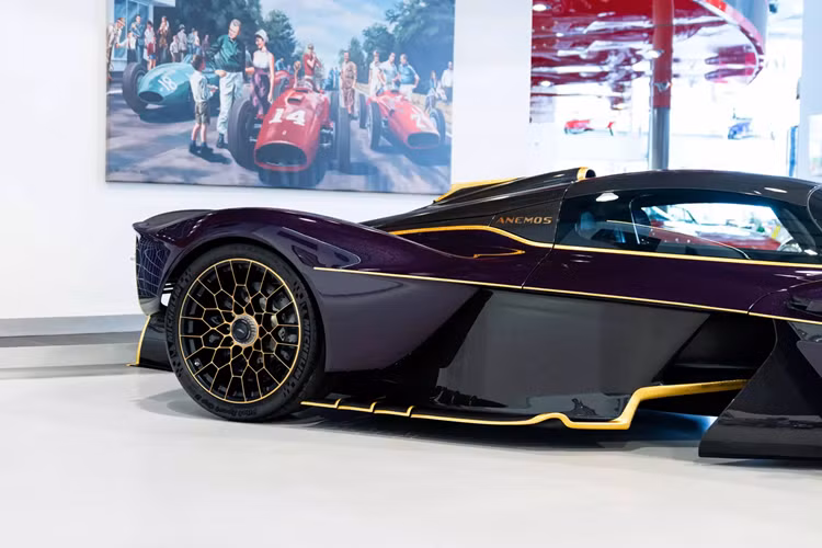 Không chỉ vậy, chiếc Valkyrie còn được hoàn thiện với sợi carbon có sắc tím, pha trộn với nhiều hạt kim loại, giúp nó lấp lánh dưới ánh nắng và ánh sáng của phòng trưng bày. Trong khi hầu hết các chủ nhân sẽ hài lòng với carbon tím này nhưng chủ xe đã bổ sung thêm điểm nhấn vàng 24k từ ngoại thất đến nội thất. 