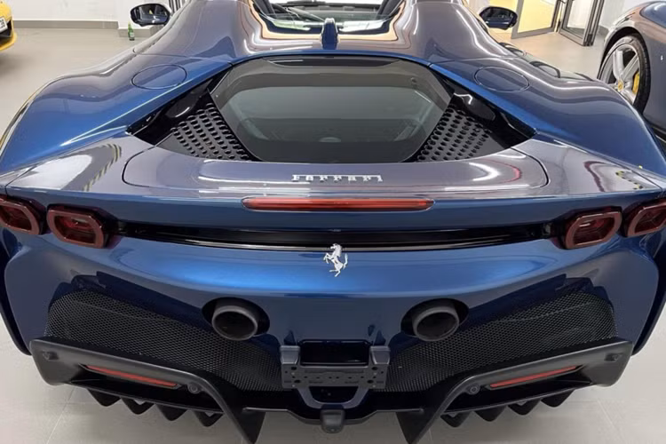 Bên trong xe, Cường Đô la đã yêu cầu làm chi tiết riêng với logo CT (tên viết tắt của Cường - Trang và còn là logo chuỗi nhà hàng của doanh nhân này cùng vợ đang kinh doanh) không còn xuất hiện dưới dạng dán đề-can mà được hãng Ferrari khắc trên 1 tấm huy hiệu có logo của hãng, tên phiên bản xe.