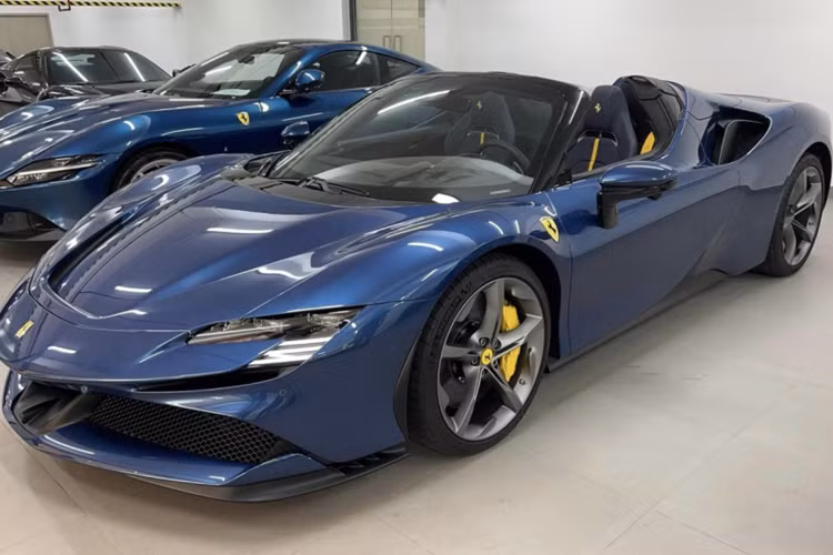 Đây hiện là 1 trong 2 chiếc siêu xe mui trần Ferrari SF90 Spider chính hãng Việt Nam xuất hiện trên dải đất hình chữ S, xe sở hữu ngoại thất và nội thất đều mang màu xanh với nhiều chi tiết được cá nhân hoá theo ý của chủ nhân.